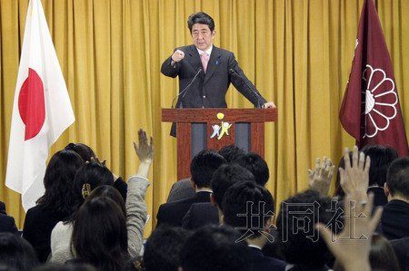 12月17日，日本自民黨總裁安倍晉三17日在黨總部會(huì)見記者，表示考慮與日本維新會(huì)和眾人之黨攜手修改憲法。