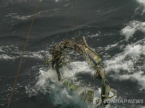 韓國防部23日表示，于本月21日又打撈了三塊朝鮮遠程火箭“銀河3”號的殘骸，打撈地點在之前打撈一級火箭氧化劑桶附近1-2公里海域內(nèi)。（圖片來源：韓聯(lián)社）