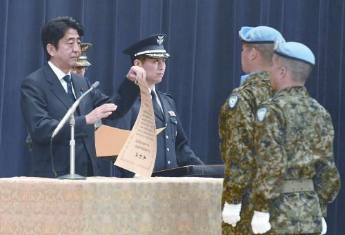 20日，日本首相安倍晉三向回國的戈蘭高地維和自衛(wèi)隊遞交政府獎狀。安倍在儀式上稱，近年“日本周邊的安全保障環(huán)境更加嚴峻”，為此將修改《防衛(wèi)計劃大綱》，進一步加強日美同盟。