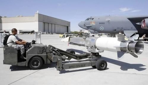 資料圖：美軍嘗試將“X-51 Wave Rider”飛行器掛在一架“B-52”轟炸機(jī)下，發(fā)射升空。