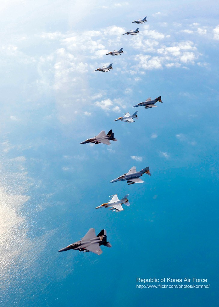 圖為韓空軍KF-16戰(zhàn)機(jī)、F-4戰(zhàn)機(jī)、F-15K兩代三型戰(zhàn)機(jī)編隊(duì)升空練作戰(zhàn)。