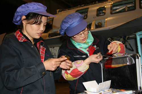 “梟龍”06架靜力試驗機(jī)完成1100多通道內(nèi)部貼片