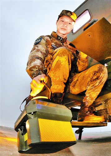 燈光班戰(zhàn)士乘坐布設(shè)車在跑道上快速布燈。