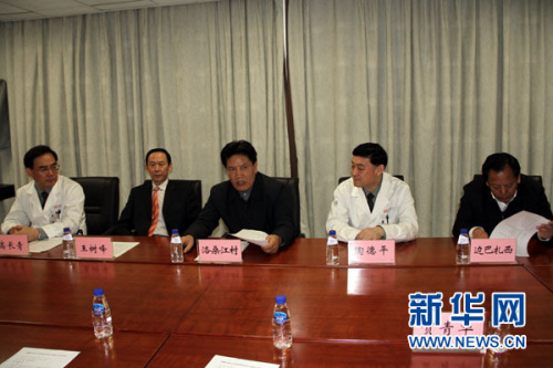 西藏自治區(qū)政府主席洛桑江村(左三)、副主席邊巴扎西(右一)一行來(lái)到解放軍總醫(yī)院，向牽頭“慈善援藏”救助活動(dòng)的解放軍總醫(yī)院醫(yī)護(hù)人員表達(dá)謝意并贈(zèng)送牌匾。蔡琳琳 攝