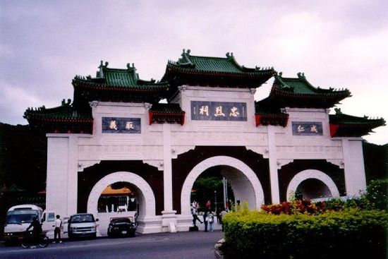 位于臺北的忠烈祠供奉著從孫中山革命，到抗日戰(zhàn)爭，解放戰(zhàn)爭所有陣亡國民黨士兵的靈位。