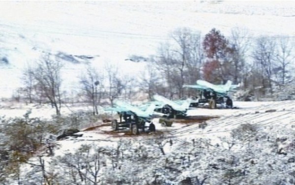 朝鮮公開的照片顯示，在三輛牽引車輛上各自搭載了一架無人機(jī)。