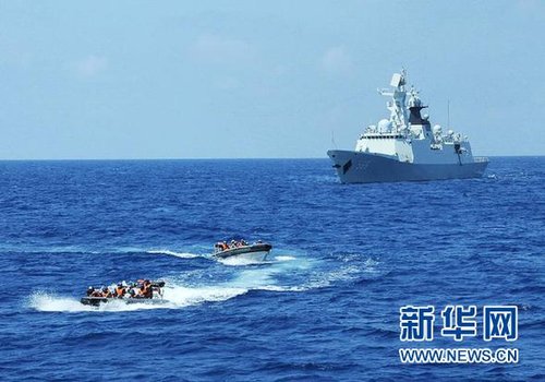 3月28日，十余名臨檢拿捕隊員從玉林艦出發(fā)，乘小艇駛向模擬可疑商船的艦只。