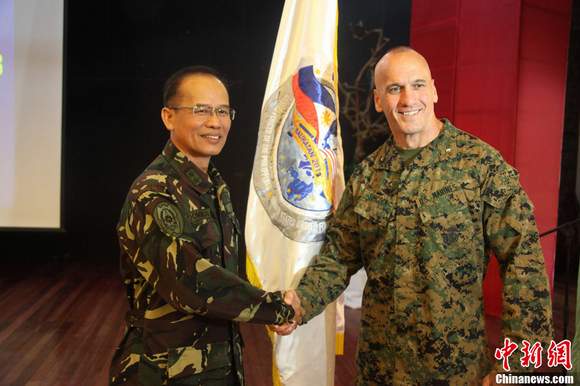 美國(guó)與菲律賓“肩并肩”聯(lián)合軍演開(kāi)幕。