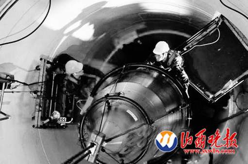 美國空軍人員將一枚“民兵3”型洲際彈道導(dǎo)彈導(dǎo)入制導(dǎo)設(shè)備。