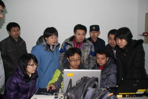 　資料圖：周紅麗（左三）和試驗(yàn)隊(duì)員判讀試驗(yàn)數(shù)據(jù)。