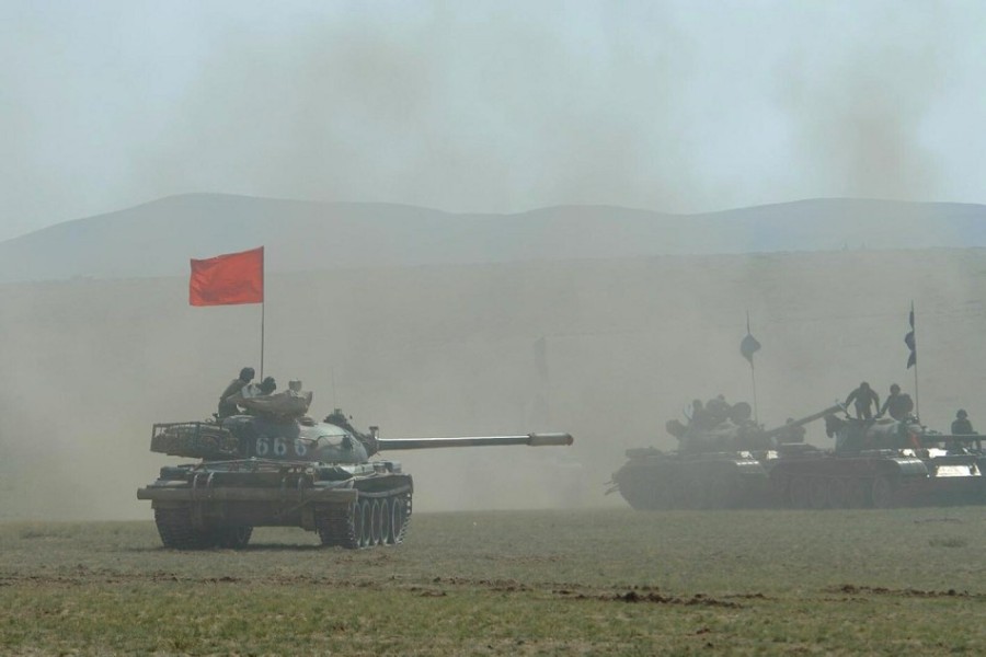 　　火車上59式坦克密密麻麻。