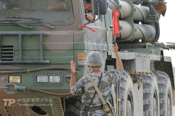 　資料圖：遠(yuǎn)火炮長指揮裝備進(jìn)入發(fā)射陣位。