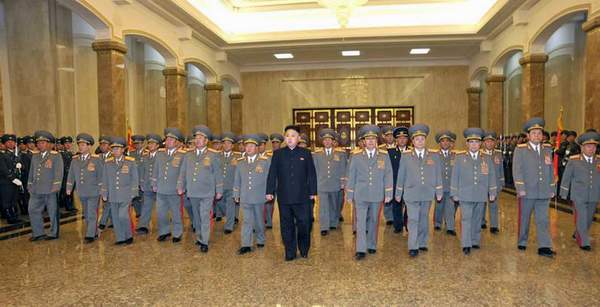 朝鮮最高領(lǐng)導(dǎo)人金正恩于15日零時(shí)率領(lǐng)朝鮮軍方高級(jí)干部參拜了安置金日成和金正日遺體的錦繡山太陽宮。