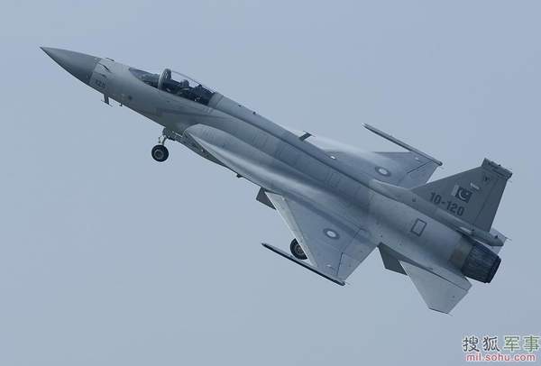 巴基斯坦梟龍戰(zhàn)機(jī)獻(xiàn)技珠海航展。