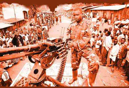 武裝組織士兵在“領(lǐng)地”巡邏。