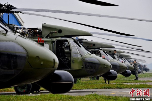4月22日，成都軍區(qū)十三野戰(zhàn)軍陸航旅抗震救災(zāi)英雄團(tuán)的直升機(jī)群，抓住四川雅安地震災(zāi)區(qū)日落前夕濃積雨霧天
