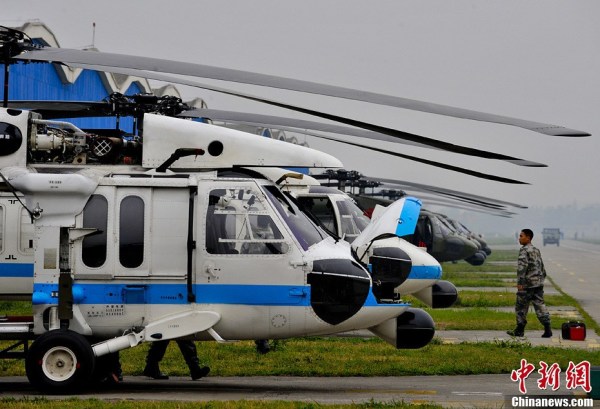 4月22日，成都軍區(qū)十三野戰(zhàn)軍陸航旅抗震救災(zāi)英雄團(tuán)的直升機(jī)群，抓住四川雅安地震災(zāi)區(qū)日落前夕濃積雨霧天