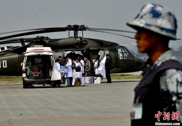 　4月22日，成都軍區(qū)十三野戰(zhàn)軍陸航旅抗震救災(zāi)英雄團(tuán)的直升機(jī)群，抓住四川雅安地震災(zāi)區(qū)日落前夕濃積雨霧