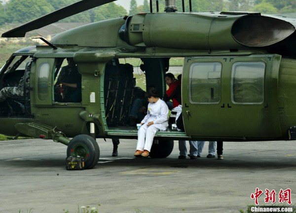 4月22日，成都軍區(qū)十三野戰(zhàn)軍陸航旅抗震救災(zāi)英雄團(tuán)的直升機(jī)群，抓住四川雅安地震災(zāi)區(qū)日落前夕濃積雨霧天