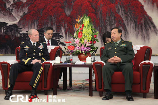 　中央軍委副主席范長龍上將（右）會見美軍參聯(lián)會主席鄧普西上將。