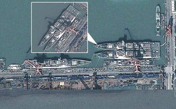 在大型船塢內(nèi)舾裝的兩艘052D導彈驅(qū)逐艦，注意右側(cè)的船塢內(nèi)實際上正在建造第三艘052D導彈驅(qū)逐艦。