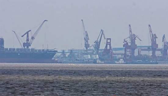 　環(huán)球網(wǎng)資料圖：中國(guó)海軍四艘新神盾扎堆舾裝。