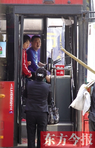 梅麗手持殘疾人證等車(chē)時(shí)，多次被司機(jī)婉言謝絕