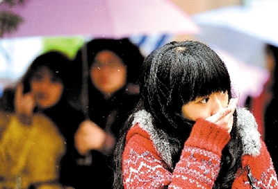 大學(xué)路附近，一位美女冷得縮起脖子。 晚報(bào)記者 馬健 圖