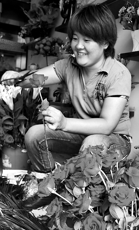 8月21日，內(nèi)黃縣一家鮮花店的工作人員正在包裝鮮花。