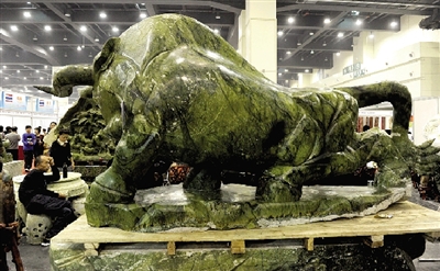 巨大的玉雕“?！? complete=