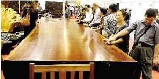 巨型原木做成的工作臺(tái)