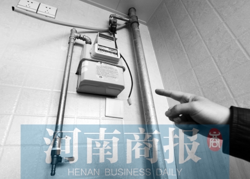 天然氣管裸露，有居民稱安裝好的燃氣灶具一直閑置