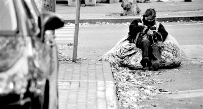 她靠在裝滿樹葉的大袋子上瞇了一會。