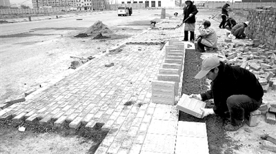 端午路正在鋪設(shè)人行道道磚，進(jìn)行工程收尾。