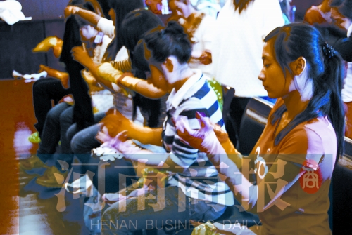 演出前，她們仔細(xì)檢查每一處細(xì)節(jié)