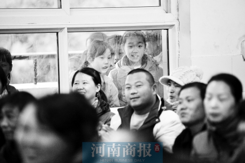 家長課堂上，孩子們趴在窗戶上圍觀