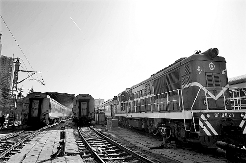 　　鄭州車輛段，擦拭一新的列車整裝待發(fā)。