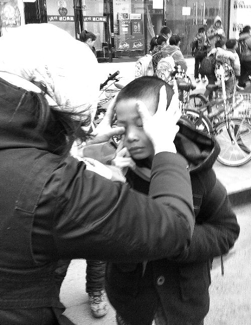 春天風(fēng)沙大，一孩子被風(fēng)沙瞇了眼