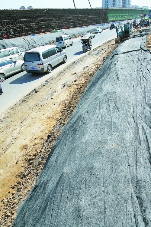 豐樂路與北三環(huán)交叉口，修路的土被歸置得整整齊齊，并用黑網(wǎng)覆蓋，既保暢通又避免了揚(yáng)塵。