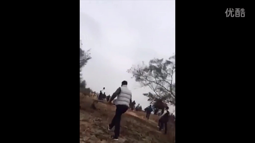 廣東退休官員修墓被指破壞鄰居祖墳風(fēng)水，雙方百人火拼現(xiàn)槍聲