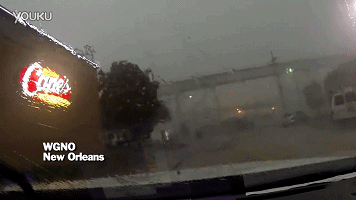 好可怕！大風(fēng)把火車從橋上吹了下來