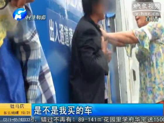 夫妻車?；▓@路中央 棄車去打架