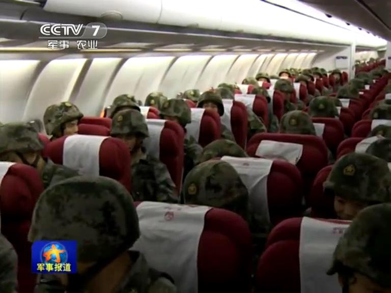 實(shí)拍萬名解放軍坐客機(jī)火車赴青藏高原集結(jié)