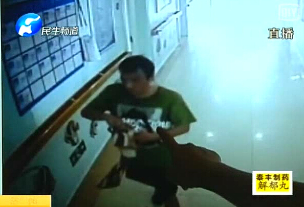 這個賊 誰都想扇他！