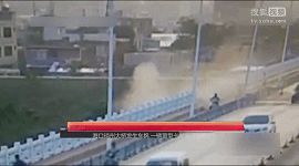 監(jiān)拍?？诃傊荽髽蛑匦涂ㄜ囍苯記_下大橋 司機(jī)獲救