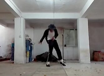 農(nóng)民工也愛邁克杰克遜！地下室模仿MJ經(jīng)典舞步