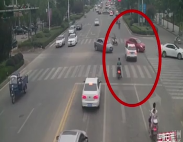 好司機(jī)為救人連闖紅燈 警方查實免于處罰