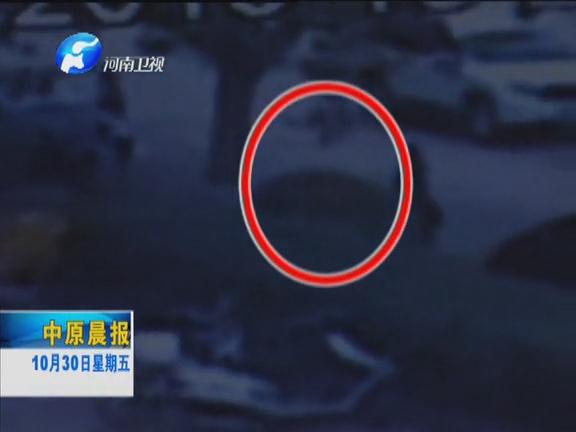 膽肥 男子竟在銀行門(mén)口搶錢(qián)