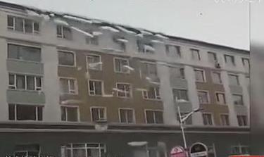 壯觀！樓房變冰雕瀑布