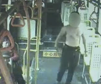 上車光膀子 這是要干啥？